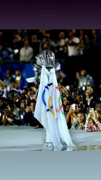 Aïe !!! Cérémonie d’ouverture des JO 2024 : le drapeau olympique monté… à l’envers !!! #ParisOlympics2024 #Paris2024