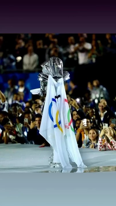 Aïe !!! Cérémonie d’ouverture des JO 2024 : le drapeau olympique monté… à l’envers !!! #ParisOlympics2024 #Paris2024