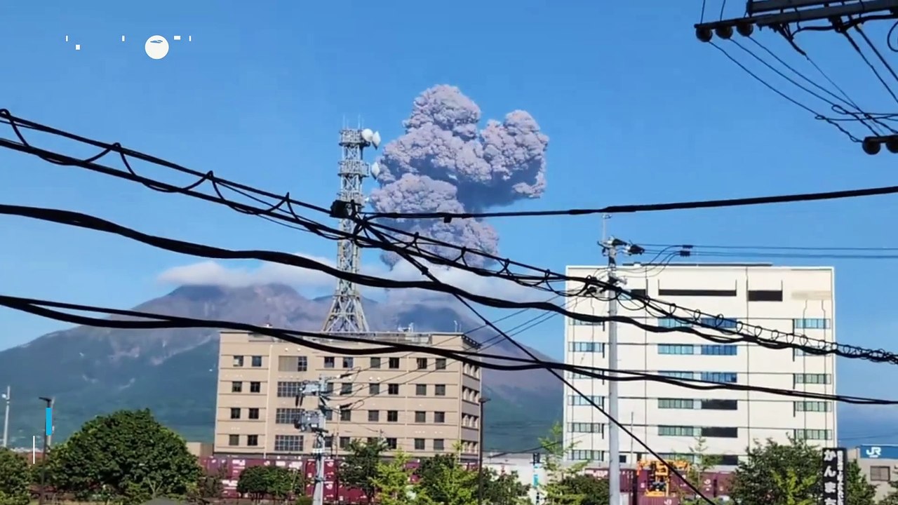Impressive eruption of Sakurajima volcano, Japan