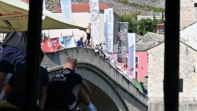 En Bosnie-Herzégovine, les plongeons traditionnels du Vieux Pont de Mostar