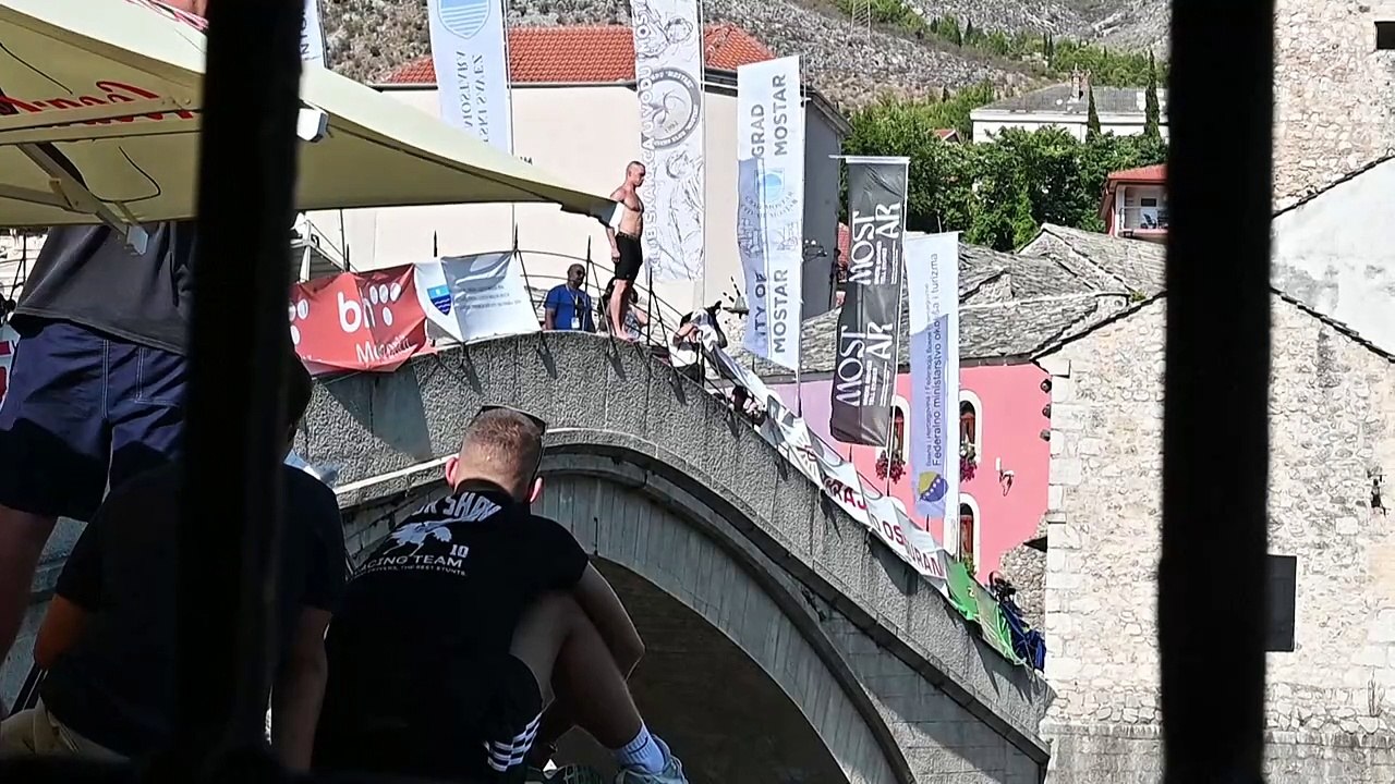 En Bosnie-Herzégovine, les plongeons traditionnels du Vieux Pont de Mostar