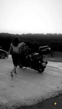 Melis Sezen motorun üzerinde dans yaptı!