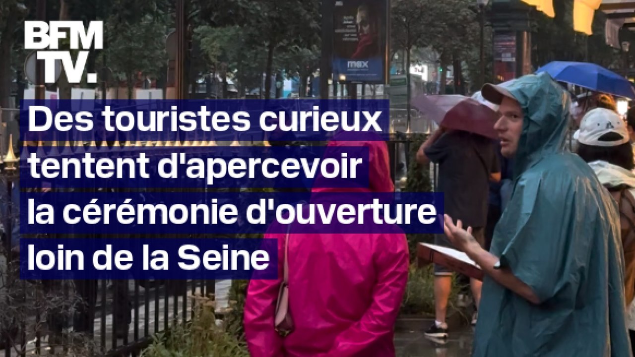 "On ne voit pas grand-chose ici": des touristes curieux bravent la pluie pour tenter d'apercevoir la cérémonie d'ouverture sans billets