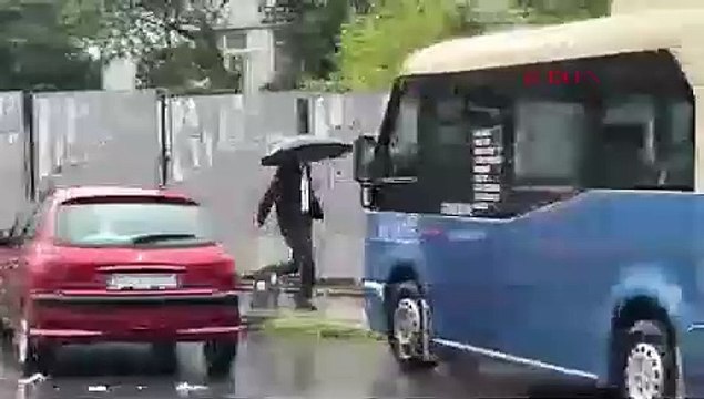 İstanbul'da sağanak etkili oldu; hazırlıksız yakalanan vatandaşlar zor anlar yaşadı
