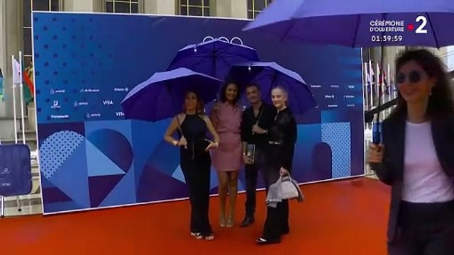 Le tapis rouge a été animé par Anne-Sophie Lapix et Nagui sur le Trocadéro ce vendredi 26 juillet 2024.
