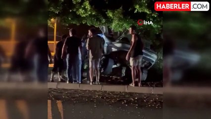 Otomobil refüjdeki direk ve ağaca çarptı: 2 ölü
