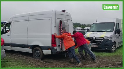 Les voitures s'embourbent sur le parking de la Foire agricole