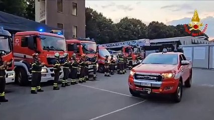 Lecco, l'inchino dei vigili del fuoco al caporeparto in pensione
