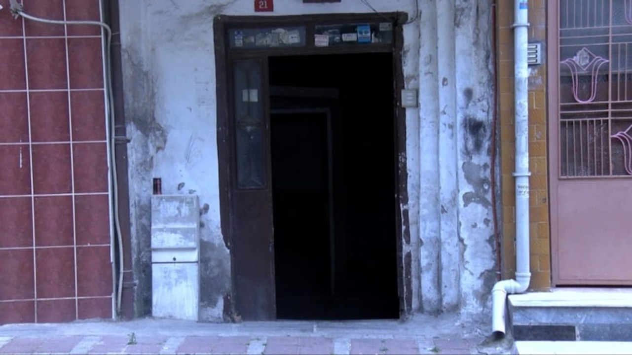 Pes dedirten hırsızlık! Binanın demir kapısını çaldılar