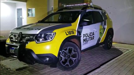 Homem é encaminhado à delegacia após colidir carro contra árvore