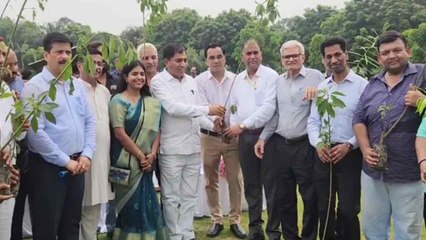 रोहिणी में डीएम और सांसद ने एक पेड़ मां के नाम पर एक अभियान के तहत किया पौधारोपण,हरियाली का दिया संदेश