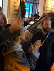 Celine Dion salue ses fans après sa prestation lors de la cérémonie des JO