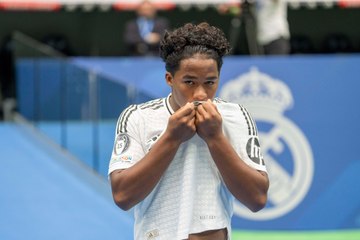 El Real Madrid presenta a Endrick, que rompe a llorar, en el Santiago Bernabéu