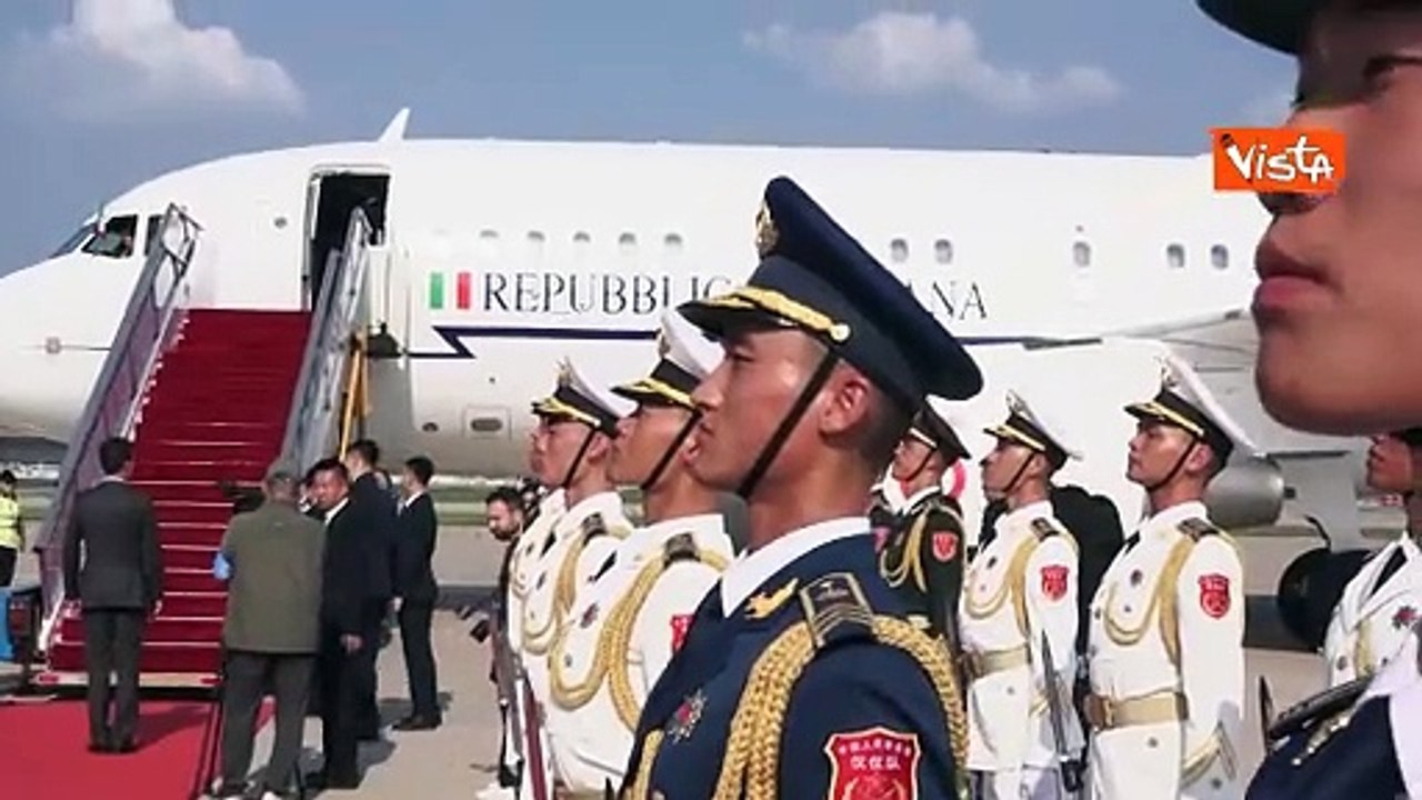 Meloni in visita ufficiale in Cina. L'arrivo a Pechino con la figlia Ginevra
