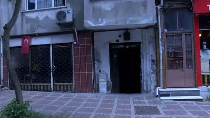 Binanın demir kapısını çaldılar! O anlar kamerada