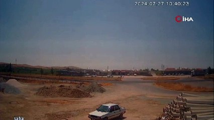 Korkunç kaza anbean kamerada! Motosiklet otomobilin altında kaldı