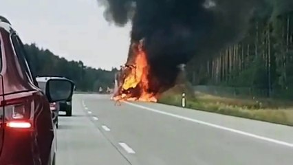 Pożar naczepy na autostradzie A18 – droga zablokowana 🚧