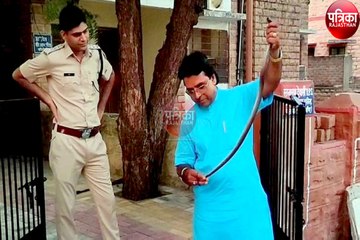 Snake Bite : मंदिर मेें साधु को तो युवक को खेत में सांप ने काटा, पुलिस अ​धिकारी के घर आया कोबरा तो मचा हड़कंप
