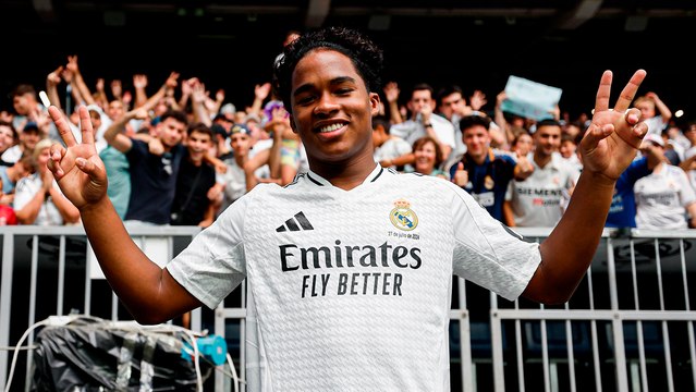 Endrick es presentado como jugador del Real Madrid ante la afición del Santiago Bernabéu