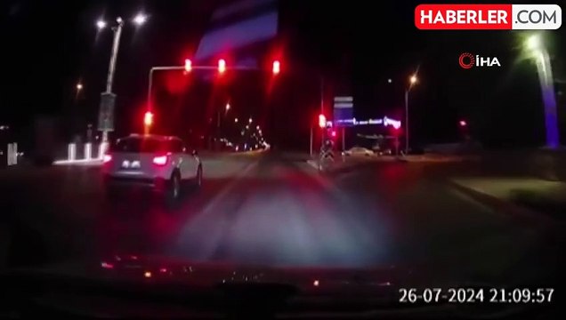 Kırmızı ışıkta geçti, sürücünün dikkati kazayı önledi