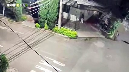 Mujeres retenidas en medio de un robo en Laureles Dos hombres capturados con $10 millones