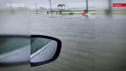 Trabzon'u sağanak vurdu: Cadde ve yollar göle döndü