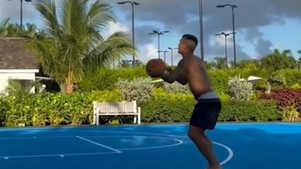 Calcio? No... basket! Lautaro in vacanza si diverte con il canestro