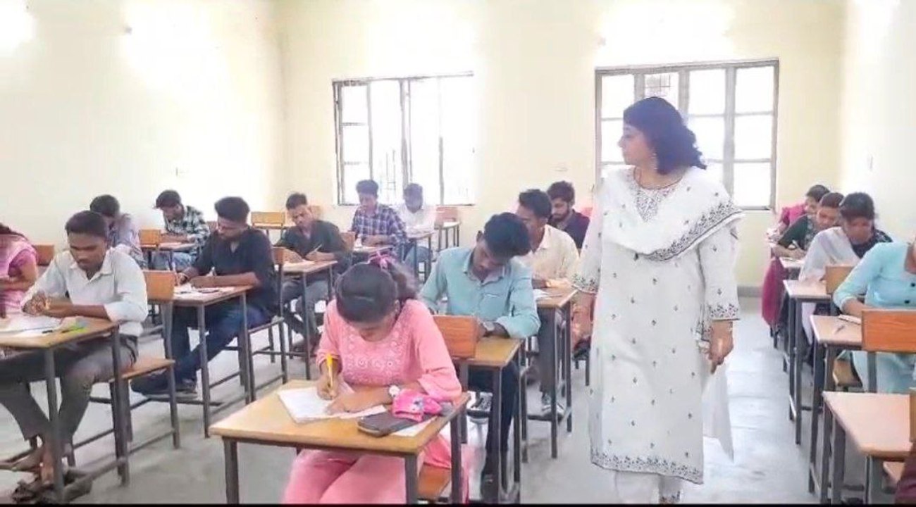 बुरहानपुर की सरकारी कॉलेज में चल रही थी नकल, एसडीएम पहुुंची तो मचा हडक़ंप