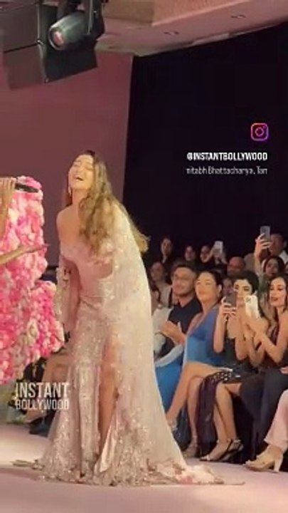 Sonakshi Sinha dazzles the runway with her glamours and elegant walk, redefining glamours with every step.