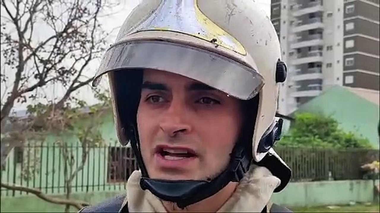 Incêndio de grandes proporções destrói residência na Rua Visconde do Rio Branco