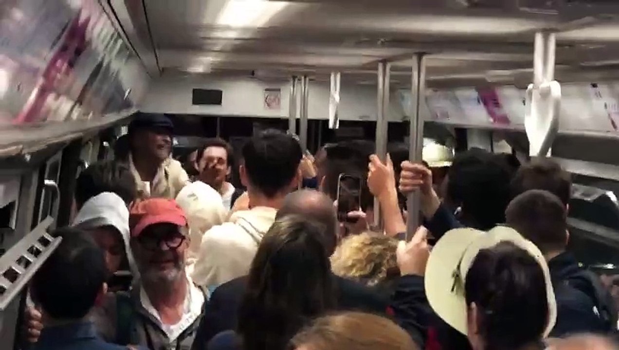 Yannick Noah improvise un concert dans le métro parisien après la cérémonie d'ouverture des JO de Paris 2024