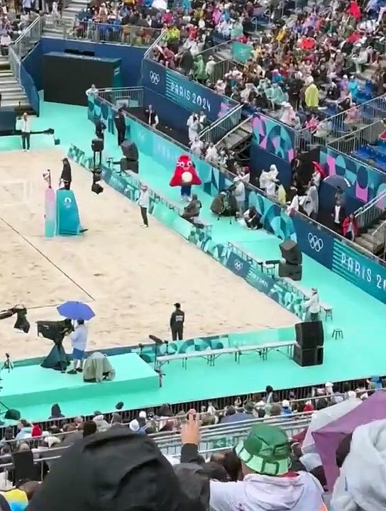 Retour Triomphal pour Phryge : La Mascotte des JO de Paris 2024 Chute puis Se Relevé au Stade Tour Eiffel