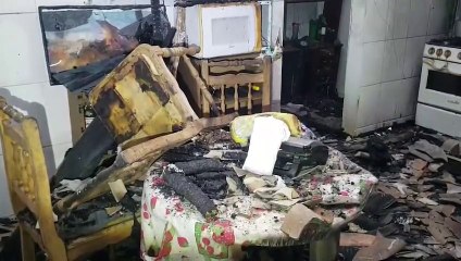 Família busca ajuda após incêndio devastador em residência no Bairro Neva