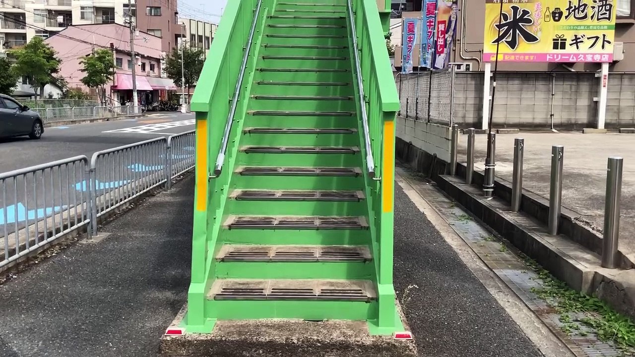 歩道橋を渡る