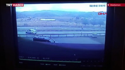 Seyir halinde ters dönen otomobile kamyon çarptı: O anlar kamerada