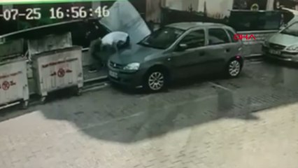 Akılalmaz olay: 5'inci kattan üzerine 500 litrelik su deposu düştü!