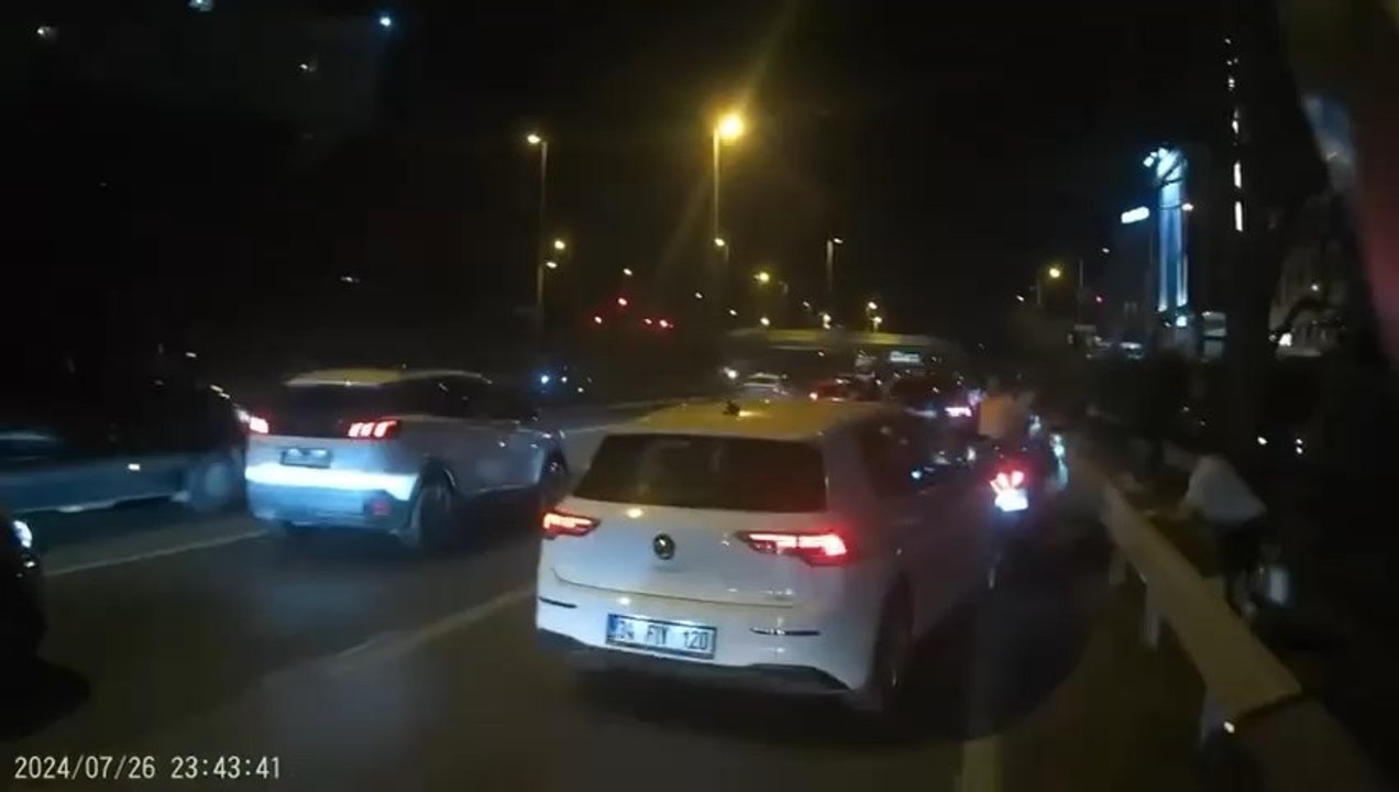 E-5'te trafikte tartıştığı motosikletliyi ezmeye çalıştı