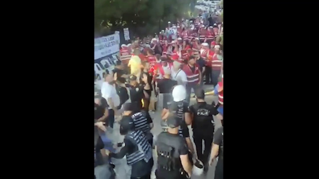 100’den fazla işçinin çıkarıldığı fabrikada direnen işçilere polis müdahalesi!