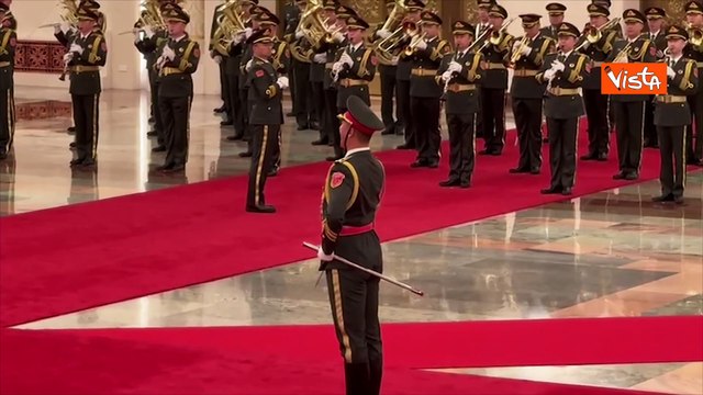 Meloni in Cina incontra il premier Li Qiang, gli onori militari per lei al Palazzo del Popolo