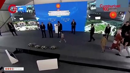 Erdoğan, yanına gelen çocuğa elini öpmediği için tokat attı