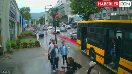 Sıkıştırdığı otobüs kaza yaptı, sürücü yoluna devam etti...O anlar kamerada