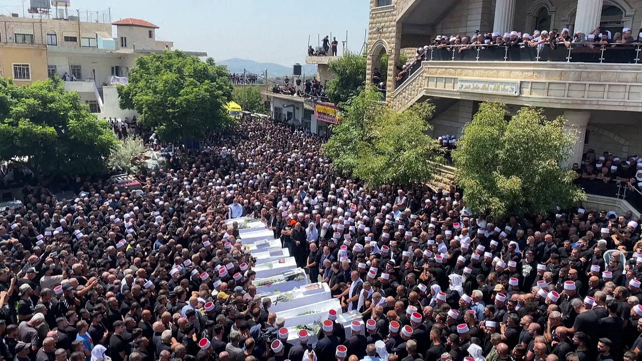 آلاف الدروز يشيعون ضحاياهم بعد قصف استهدف بلدة مجدل شمس في الجولان