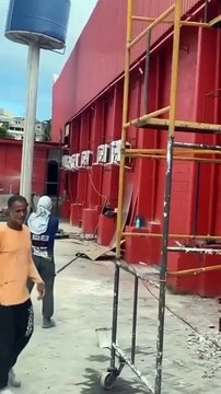 Ce mini chateau d'eau ne va pas résister longtemps