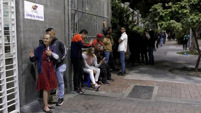 Venezolanos hacen largas colas desde la madrugada para votar en las elecciones