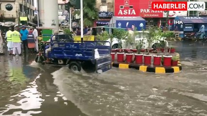 Lahor'u şiddetli yağış vurdu, caddeler sular altında kaldı