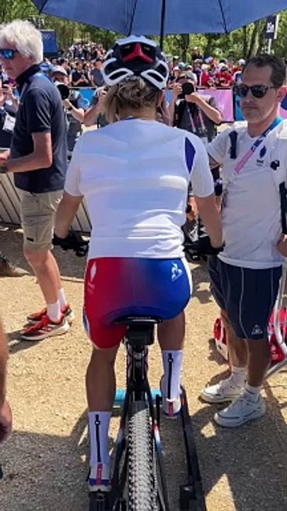 Dernier échauffement pour Loana Lecomte puis Pauline Ferrand-Prevot en VTT