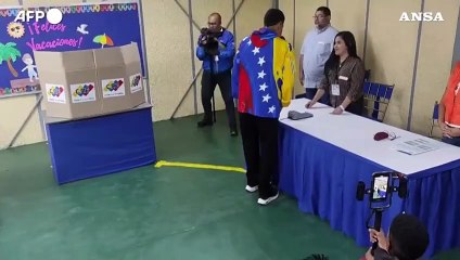 Elezioni in Venezuela, Maduro tra i primissimi a votare