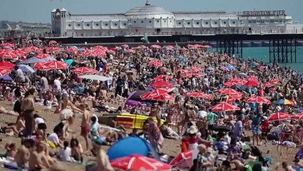 Tải video: Crowds gather at Brighton beach as temperatures soar across Sussex