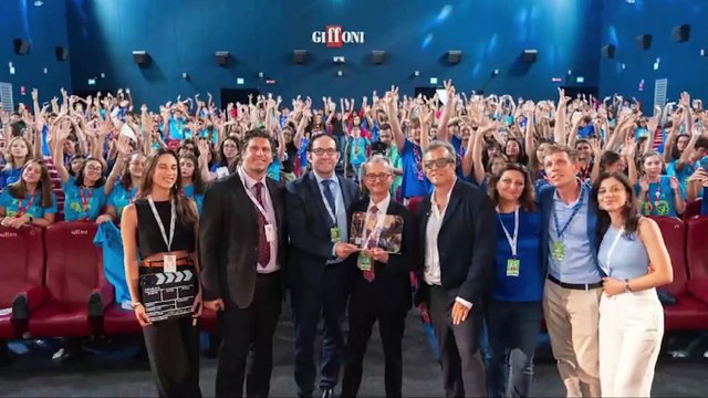 Gabriele Muccino consegna ad Anas il premio per il miglior spot sociale al Giffoni film Festival