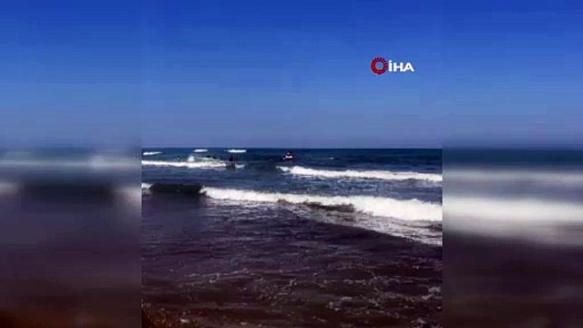Denizin ortasında korku dolu anlar.. Boğulma tehlikesi geçiren 2 kişinin imdadına cankurtaranlar yetişti